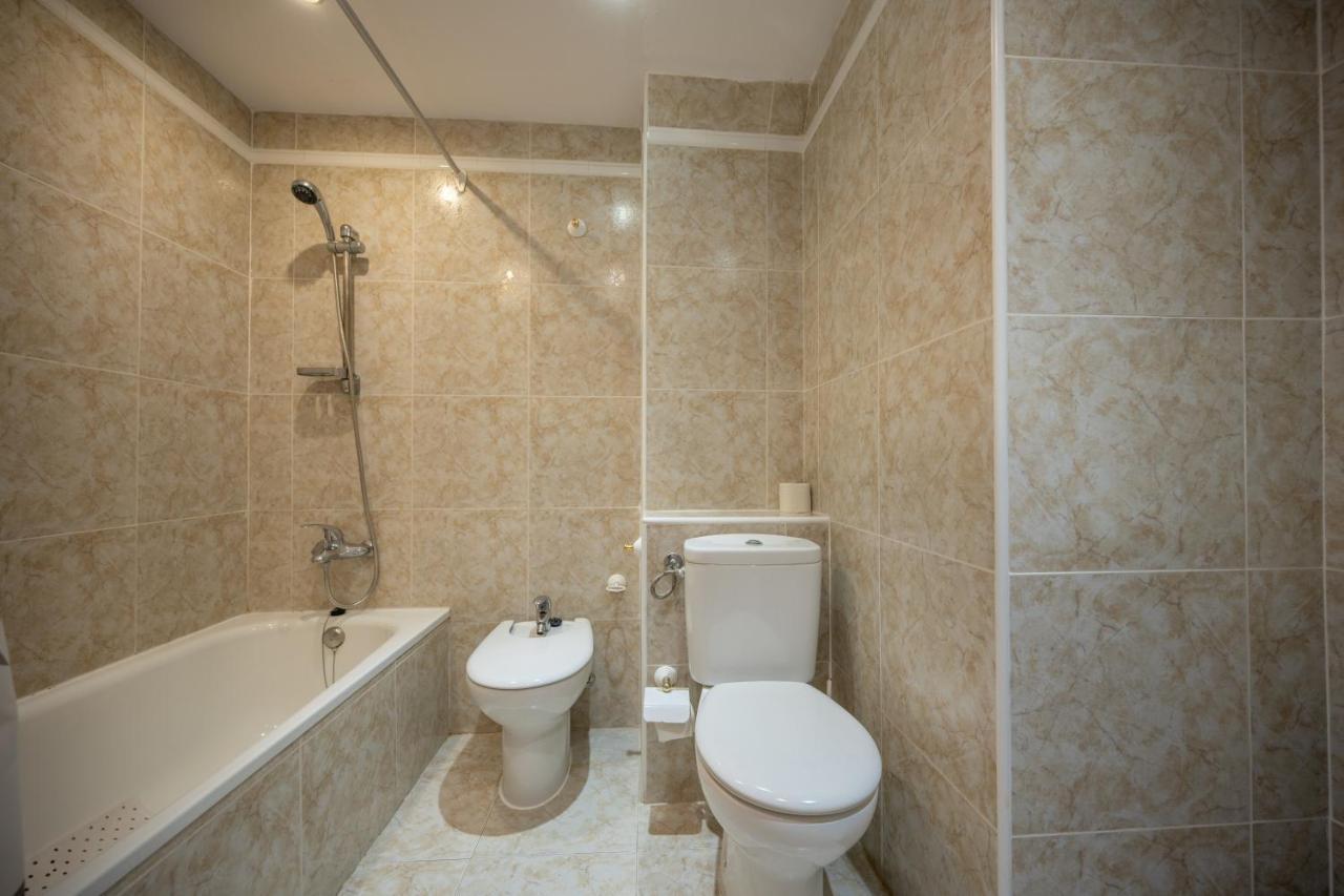 Beautiful Parque Loix 4 Bedroom Apartment Shared Pool, Tennis Court Бенидорм Екстериор снимка
